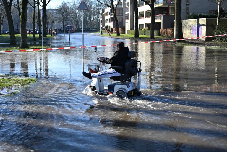 Met de scootmobiel door het water (foto: SQ Vision/Tom van der Put).