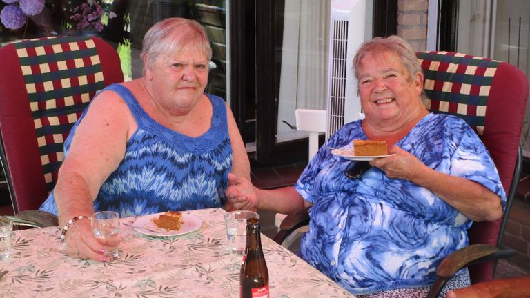 Annie (links) en haar halfzus Sheila tijdens hun eerste ontmoeting (foto: privécollectie)