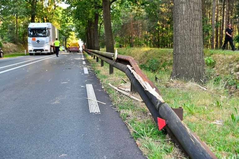 De vangrail liep forse schade op (foto: Rico Vogels/SQ Vision).