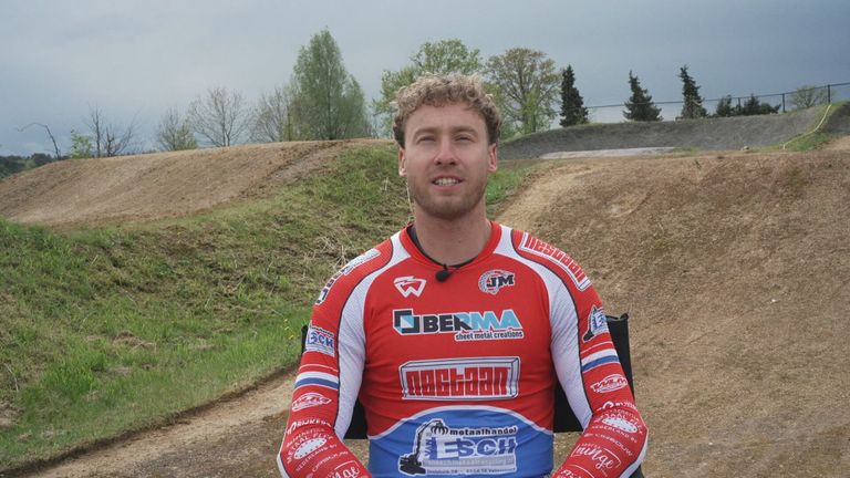 BMX-er Jay Schippers op de racebaan. 