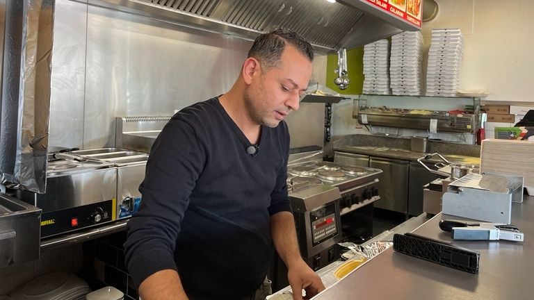 Ahmed aan het werk in zijn pizzeria (foto: Floortje Steigenga)