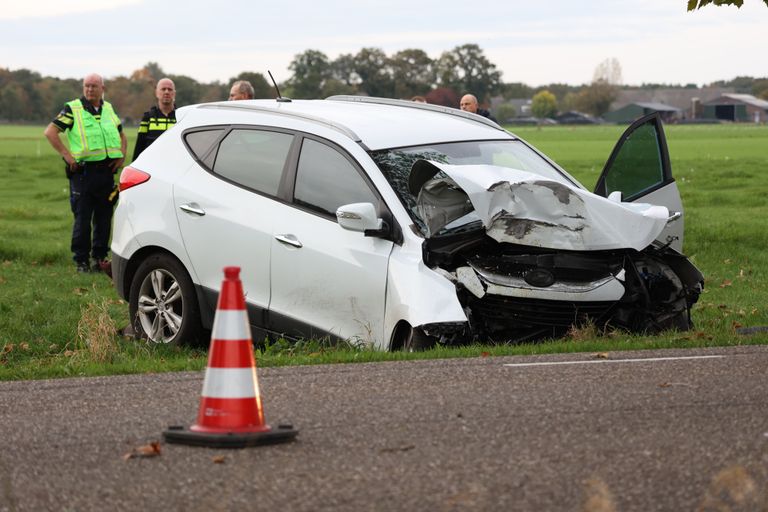 De auto raakte bij het ongeluk in Boekel zwaar beschadigd (foto: Marco van den Broek/SQ Vision).