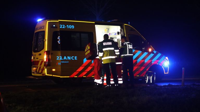 De bestuurder is met een ambulance naar een ziekenhuis gebracht (foto: Foto: Sander van Gils/SQ Vision).