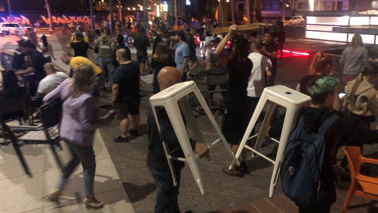 Vanwege de ongeregeldheden werd de horecaprotest op het Stadhuisplein in Eindhoven na drie kwartier beëindigd (foto: Imke van de Laar).