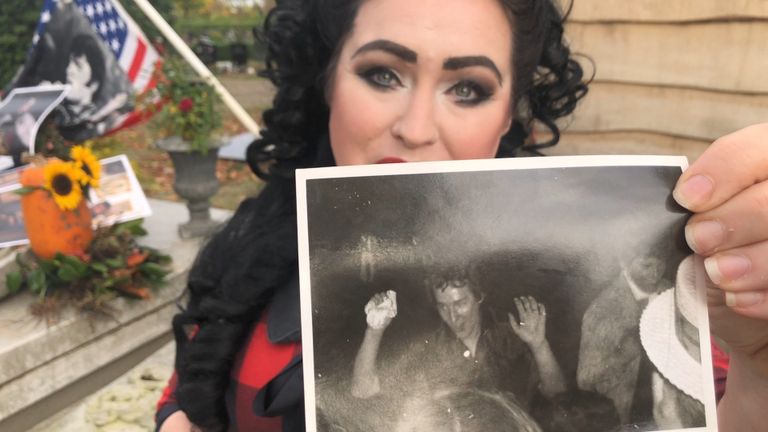 Lisa-Marie Vermeulen met een foto van vader Cor met het sjaaltje van Elvis.