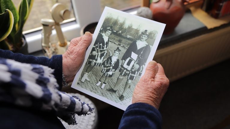 Thea met haar man en zoontje als Schotten. (Foto: Karin Kamp)