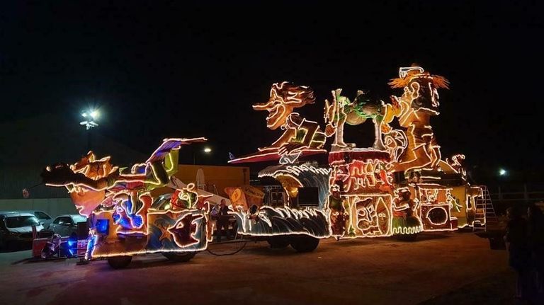 De verlichte wagen van vriendengroep Gekke Toei Oeffelt (foto: Bram Coenen).