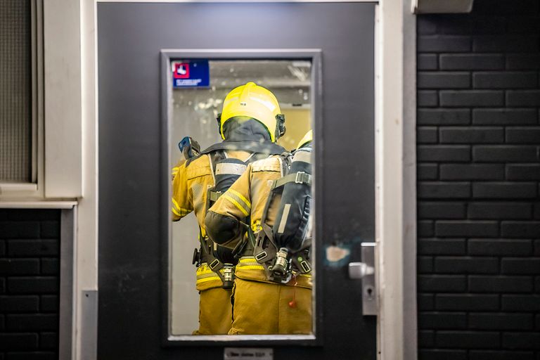 De brandweer ventileerde de berging van de flat aan de Sweelincklaan in Tilburg (foto: Jack Brekelmans./SQ Vision).