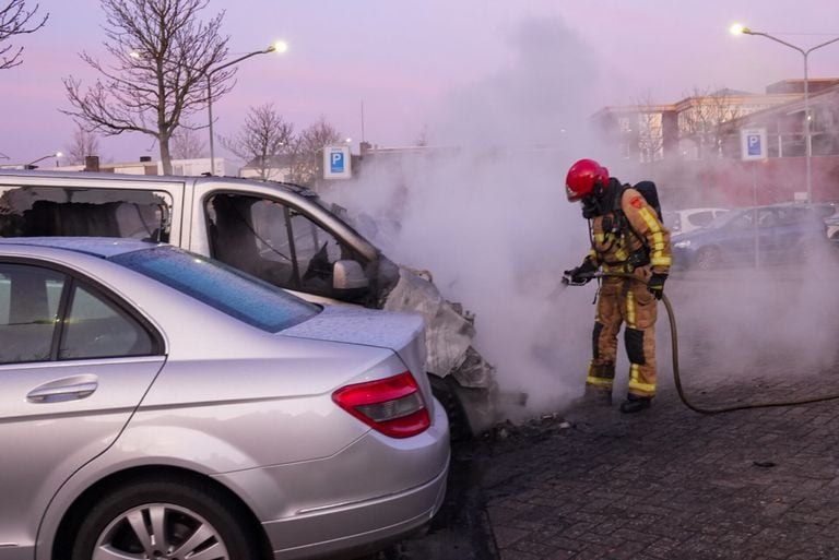 De brandweer probeerde de verwoesting te voorkomen (foto: Harrie Grijseels/SQ Vision).