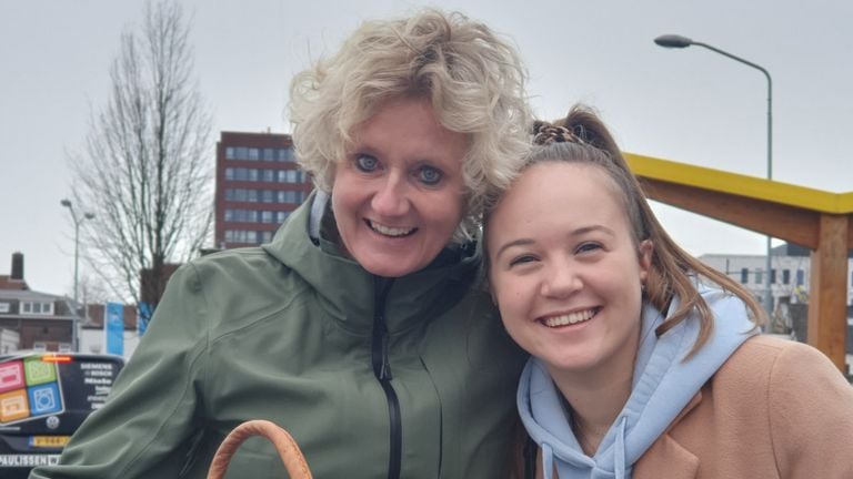 Maud en Gina deden samen kerstboodschappen in Tilburg (foto: Lola Zopfi).