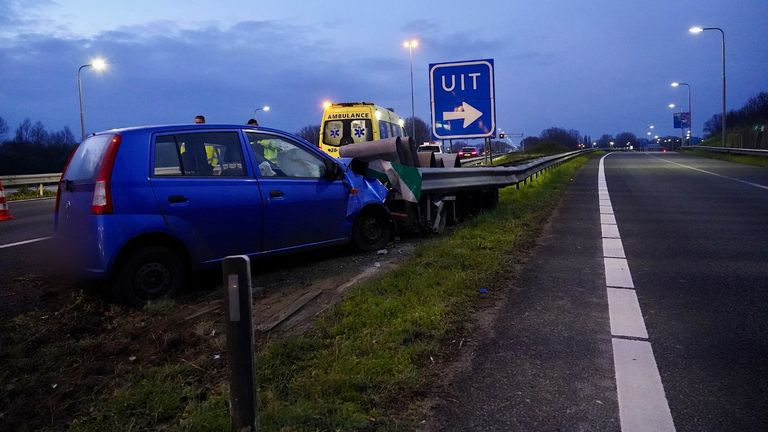 Na het ongeluk werd de afrit van de A27 en een rijstrook afgesloten (foto: Jeroen Stuve/SQ Vision).