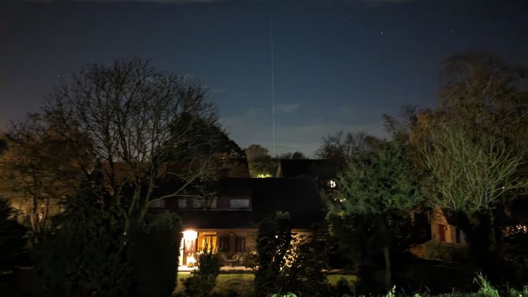 De laserstraal was ook 55 kilometer verderop in het Gelderse Deest te zien (foto: Brandon Faber)