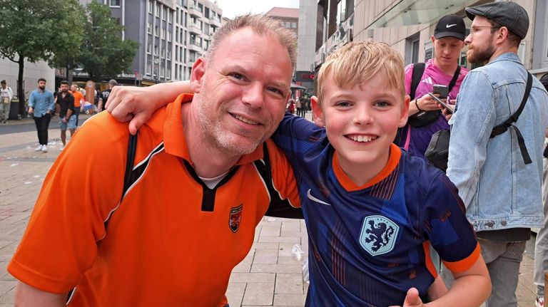 Vader en zoon juichen voor Oranje (foto: Leon Voskamp).