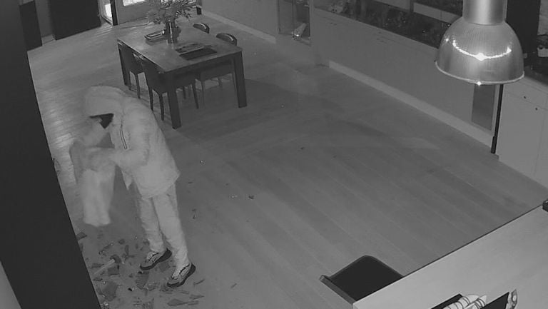 De man bezig in de juwelierszaak (foto: Bureau Brabant).