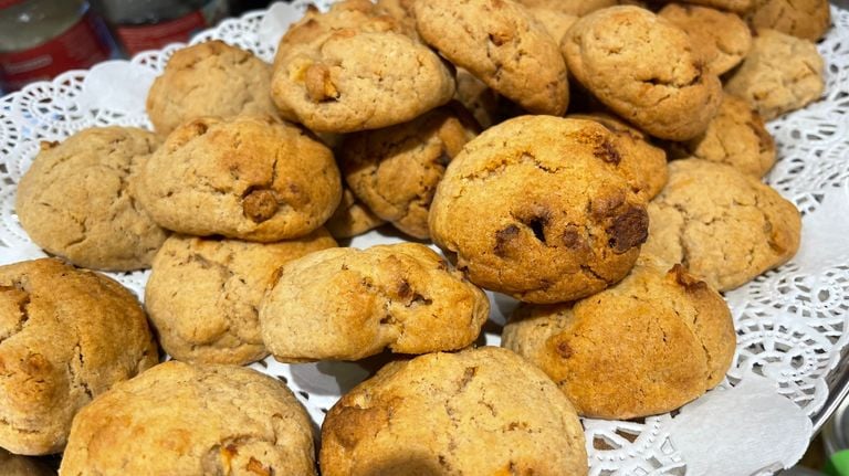 Met de verkoop van koekjes hopen ze geld in te zamelen (foto: Omroep Brabant).