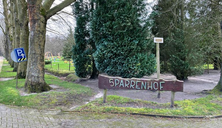 Entree van Sparrenhof met op de achtergrond de speeltuin (foto: Omroep Brabant).