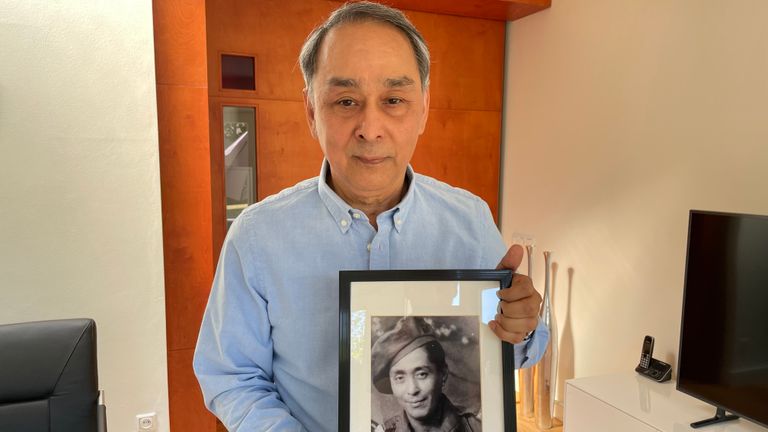 Humphrey Martherus met de foto van zijn vader als KNIL-militair (foto: Tom van den Oetelaar).