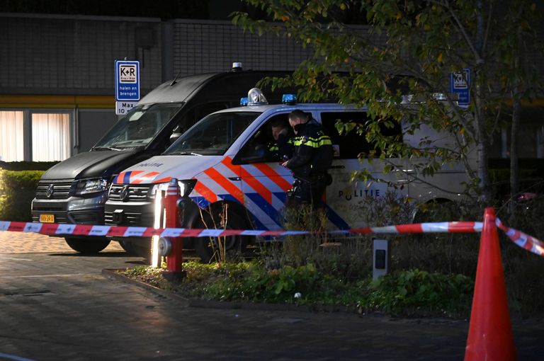 De politie doet onderzoek bij het Amphia Ziekenhuis in Breda (foto: Perry Roovers/SQ Vision).