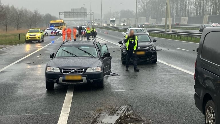 Het ongeluk op de A15 bij knooppunt Gorinchem (foto: Rijkswaterstaat).