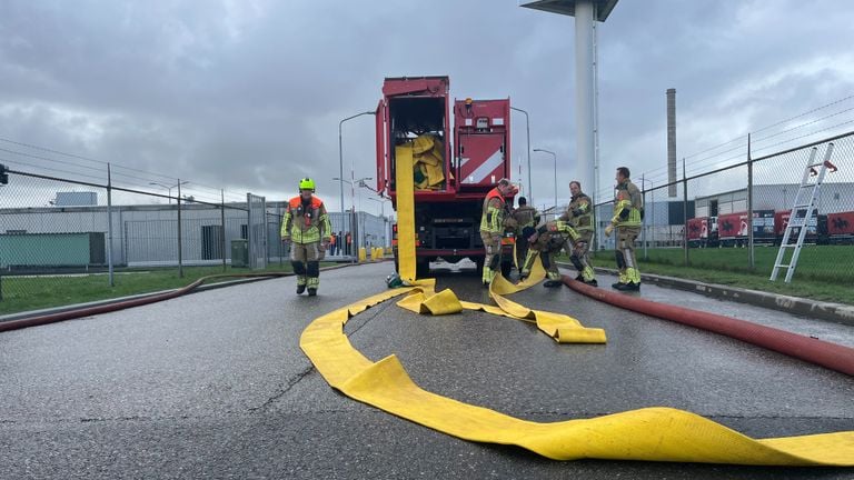 De brand is in een transporthal waar een lange transportband staat (foto: Eva de Schipper)
