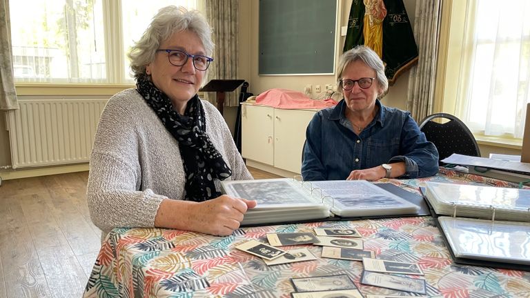 Mirjam Heijs en Mariëlle van Hezewijk van Heemkring Molenheide (foto: Tom van den Oetelaar).