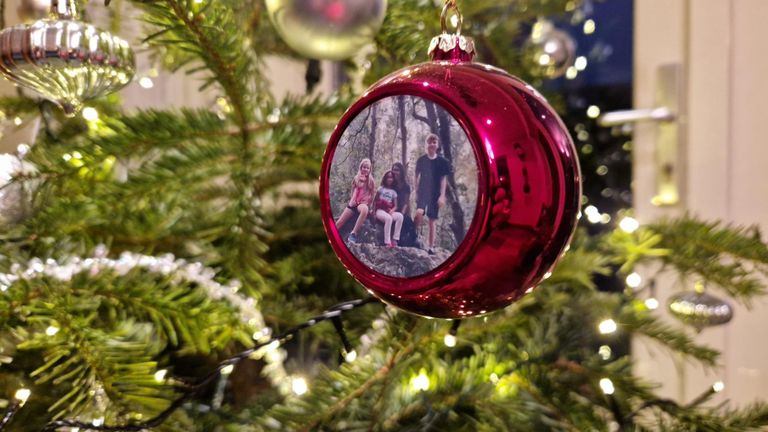 Een kerstbal van de Zuid-Afrikaanse familie in de boom van Mieke (foto: Tom Berkers).