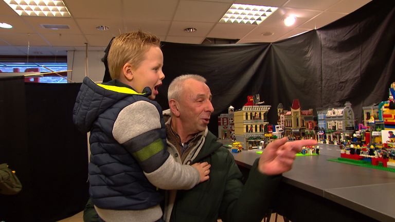 Opa Noud en kleinzoon Jack doen mee aan de carnavalsoptocht in LEGO (foto: Bert Geeraets).