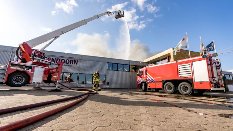 De brand wordt van verschillende kanten bestreden (foto: Marcel van Dorst/SQ Vision Mediaprodukties).