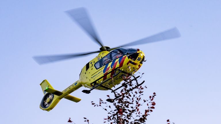 Vanwege de ernst van de situatie in Wijk en Aalburg kwam een traumaheli naar de Rivelstraat (foto: Iwan van Dun/SQ Vision).