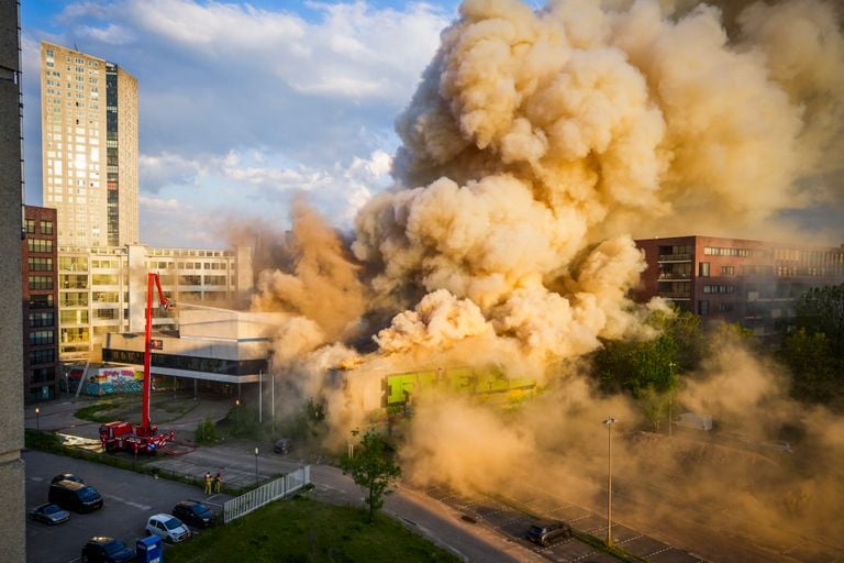 Vanaf een iets hogere plek is goed te zien hoe dik de rookwolken zijn (Foto: SQ Vision)