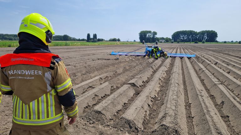 De piloot van het vliegtuig bleek na de crash in Drimmelen ongedeerd (foto: Noël van Hooft)