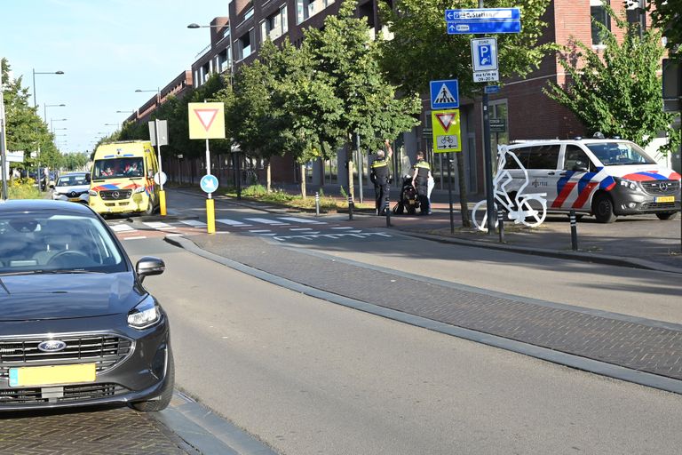 Hoe de botsing in de Stationslaan in Breda kon plaatsvinden, wordt onderzocht (foto: Perry Roovers/SQ Vision).