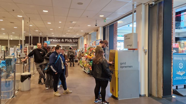 Lange rij wachtenden voor de geldautomaat (Foto: Noel van Hooft)