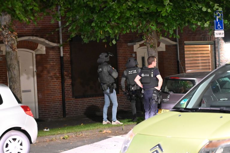 Diverse agenten met beschermende vesten stonden op de uitkijk in de Ahornstraat in Breda (foto: Perry Roovers/SQ Vision).