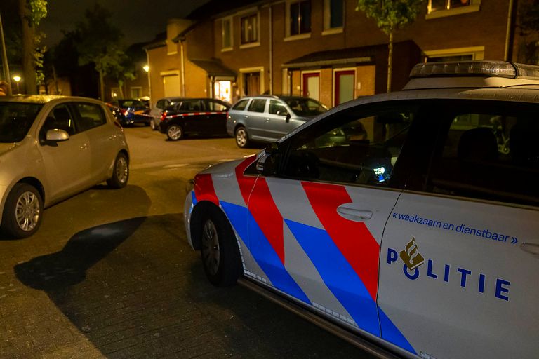 De politie onderzoekt de explosie aan de Rozenstraat in Oss (foto: Gabor Heeres/SQ Vision).
