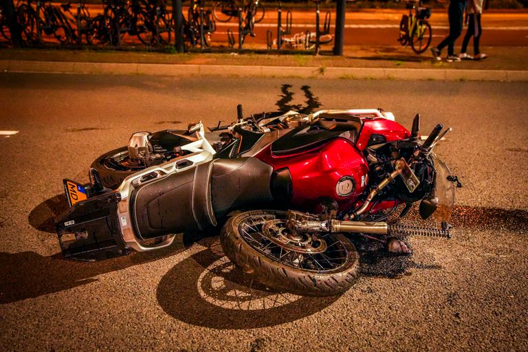 De automobilist zou voor de aanrijding een rood verkeerslicht hebben genegeerd (foto: SQ Vision).