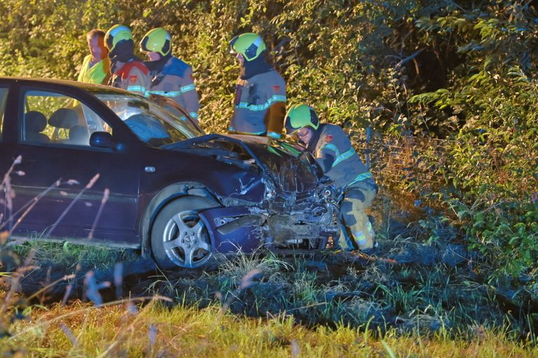 De auto belandde na de botsing in de berm naast de A73 bij Overloon (foto: SK-Media).