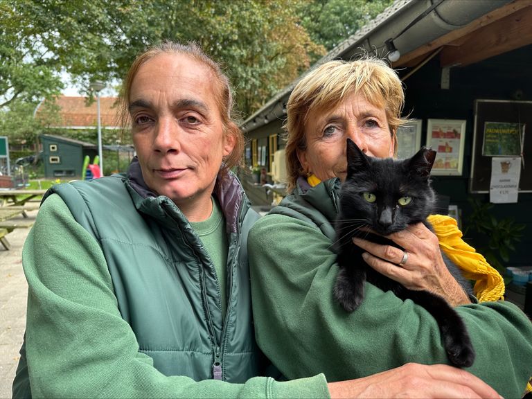 Mireille van Gils en Irene Bonte van kinderboerderij De Sik.