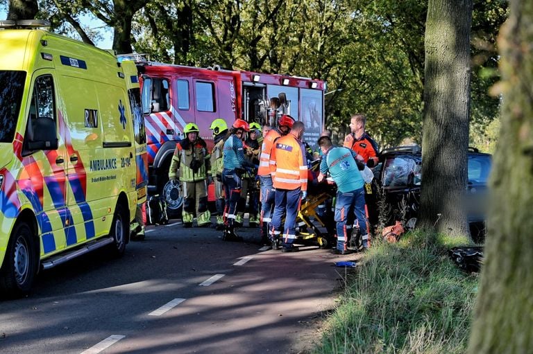 Automobilist zwaargewond na ongeluk (foto: Toby de Kort/SQ Vision).