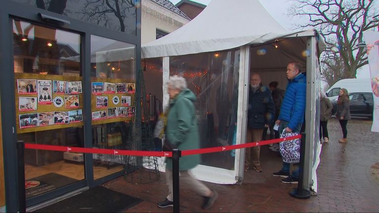 Een tent waar klanten kunnen wachten voor ze hun vlees ophalen (foto: Omroep Brabant).