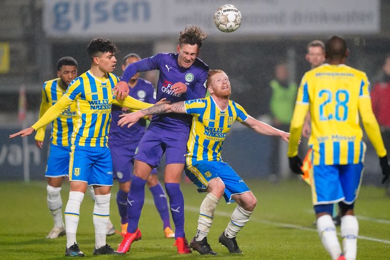 Richard van der Venne in duel om de bal in de wedstrijd tegen FC Groningen (Foto: OrangePictures)