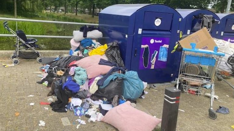 Grote bergen afval die naast een afvalcontainer op straat worden gedumpt (foto: Joep Gersjes).