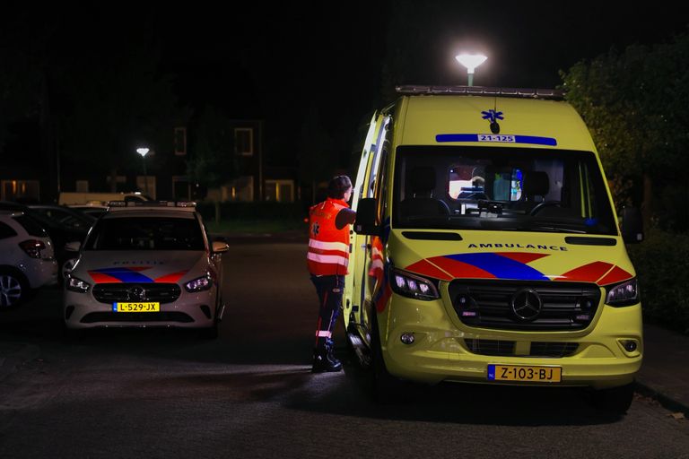 De bewoner is met een ambulance naar een ziekenhuis gebracht voor controle (foto: Sander van Gils/SQ Vision).