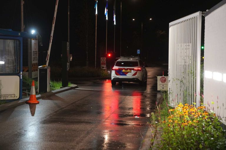 De politie op het terrein van het asielzoekerscentrum in Budel (foto: WdG/SQ Vision).