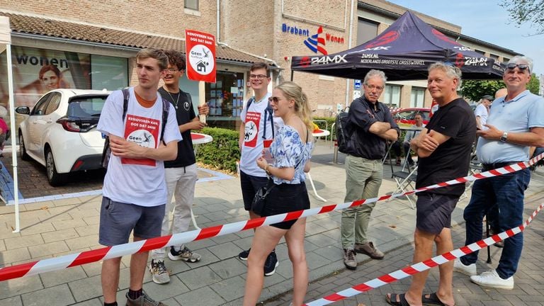 Protesterende bewoners voor het kantoor van Brabant Wonen.