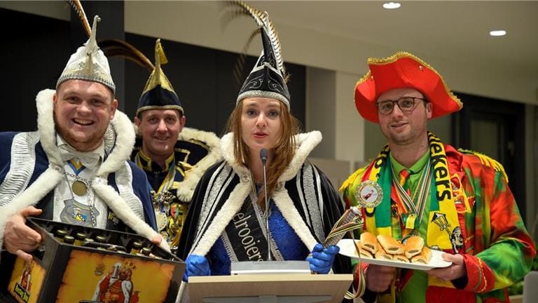 De prinsen van Drimmelen nemen de taak van de burgemeester over in de clip. (foto: YouTube)