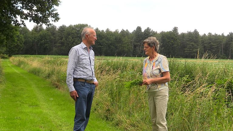 Martien Hendriks en Marij Nabuurs, op de achtergrond het azc.