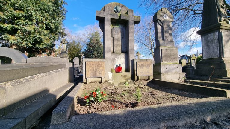 Het monumentale dubbelgraf op begraafplaats 't Heike in Tilburg