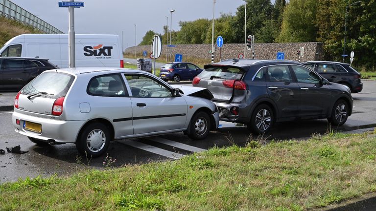 Het ongeluk gebeurde op de Ettensebaan, net voor de kruising richting de snelweg (foto: Perry Roovers/SQ Vision).