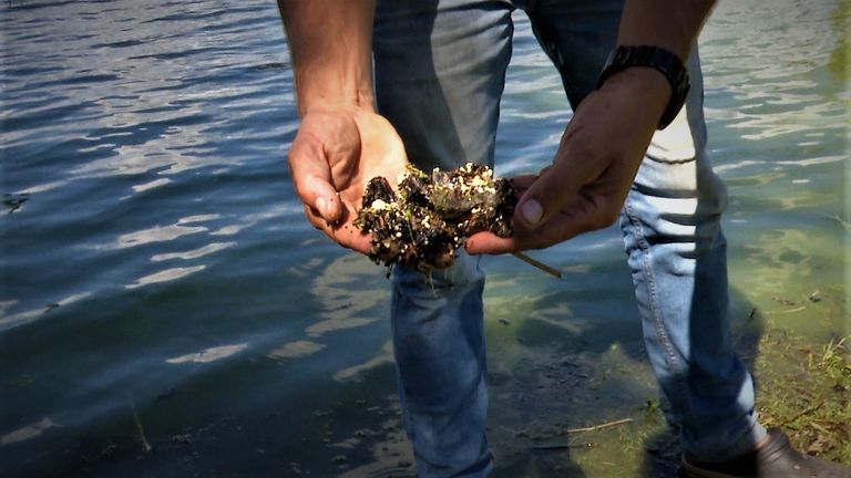 Bolletjes piepschuim vermengd met rivierzand. (foto: Raoul Cartens)